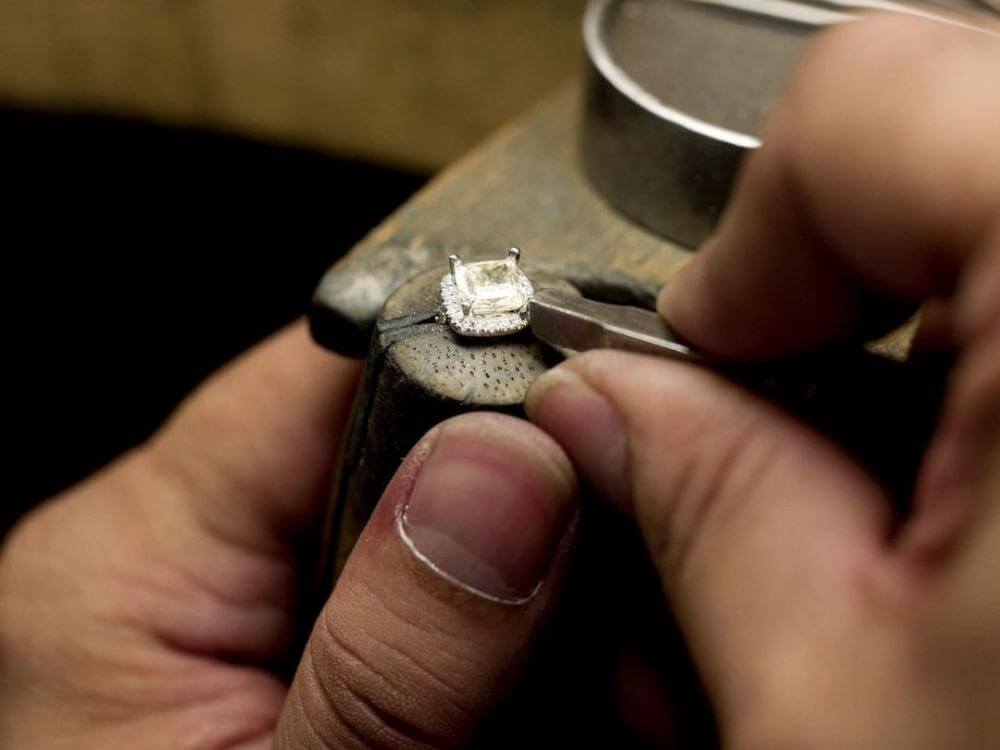 How to Personalise Your Own Engagement Ring 77Diamonds